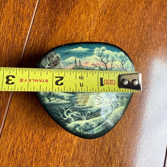 Small Hinged Russian Lacquer Hand Painted Trinket Box Mother Pearl Inlay Signed. - Picture 10 of 12